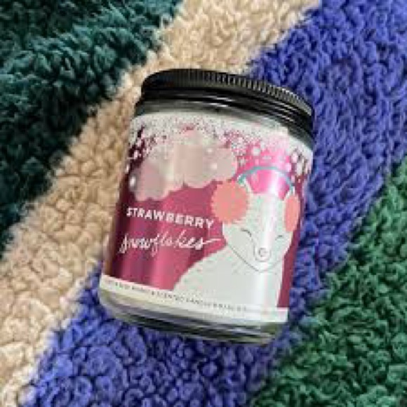 NWT Bath & Body Work Strawberry Snowflakes Single Wick Candle - Picture 1 of 3